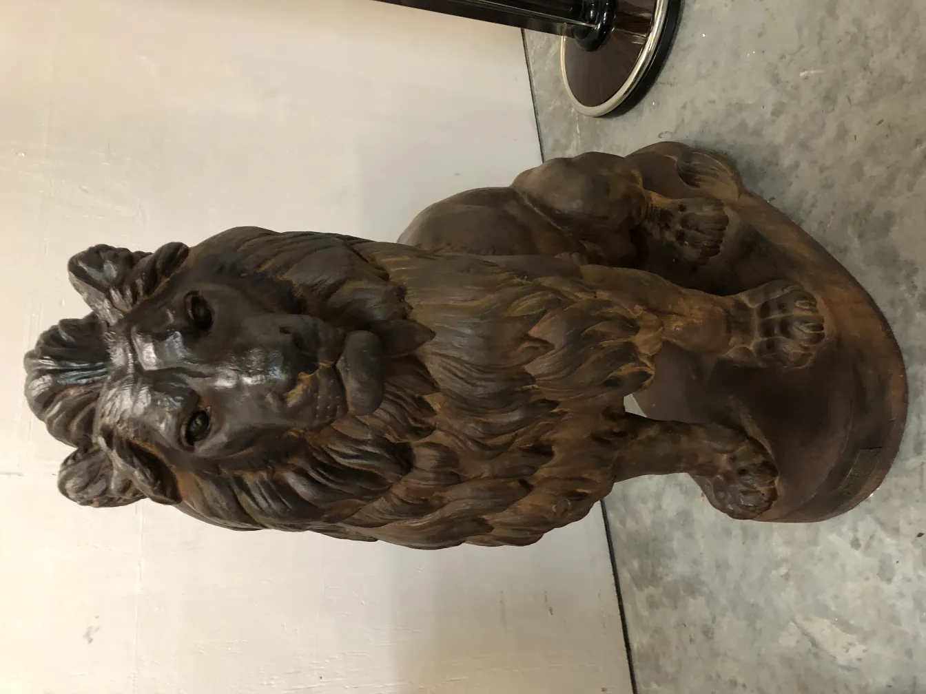 Sculpture antique de deux lions, détails réalistes