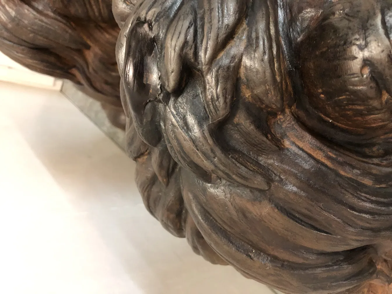 sculpture de lions anciens, avec des détails élaborés, faisant partie d'un décor.