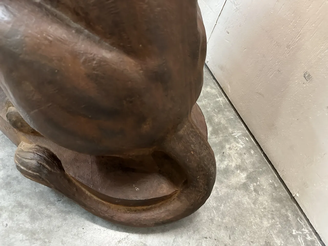 detail einer antiken skulptur von zwei löwen in einer neutralen umgebung