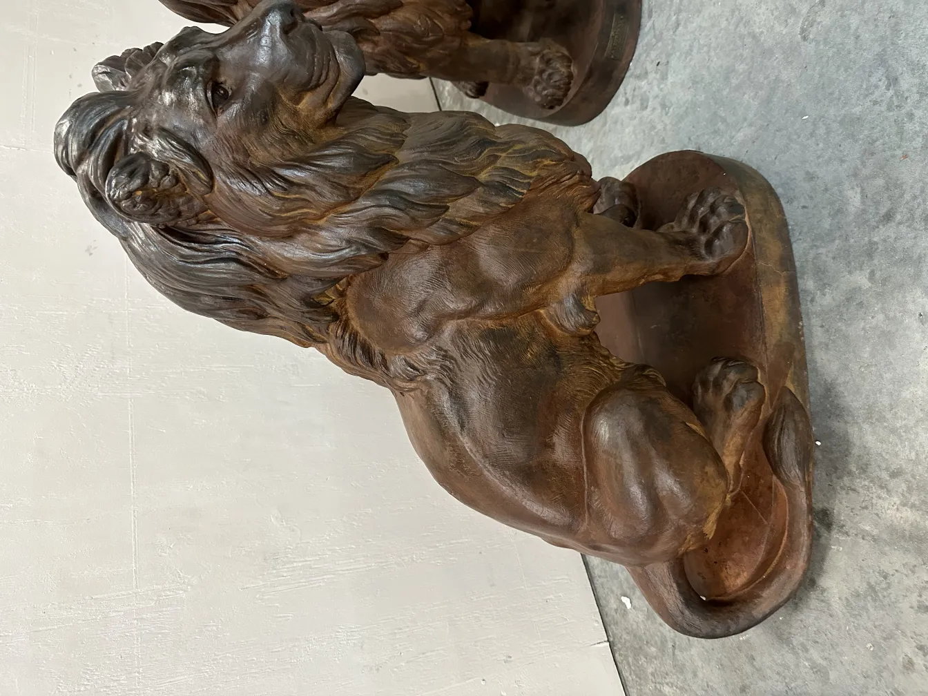 escultura antigua de dos leones en una base