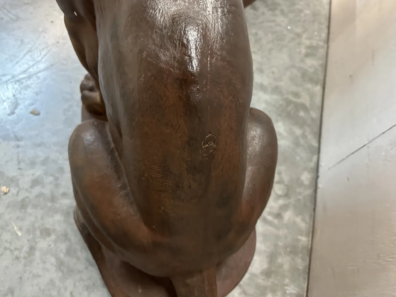 역동적인 자세의 두 사자의 고대 조각상