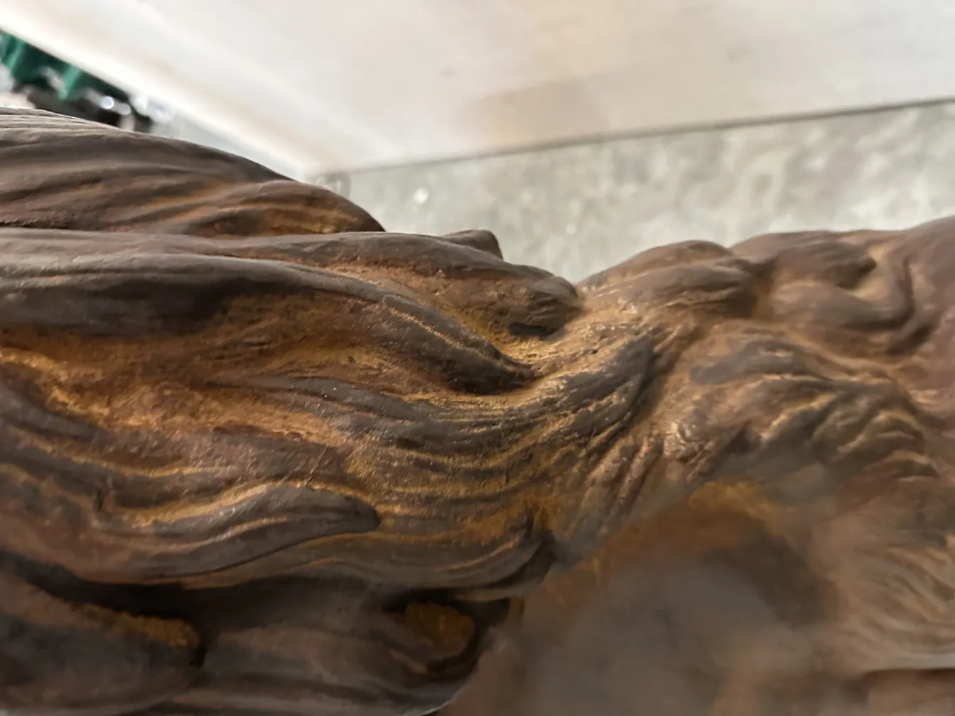 scultura antica di due leoni di A. Durenne con dettagli dorati