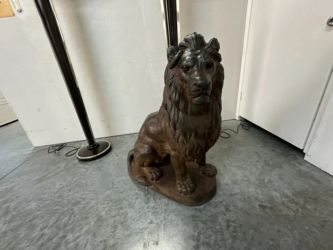 skulptur von zwei sitzenden löwen, antiquität