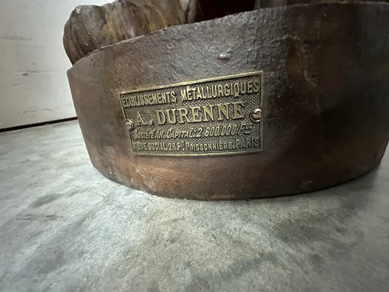 deux lions anciens sur la base de A. Durenne, décoratifs et classiques