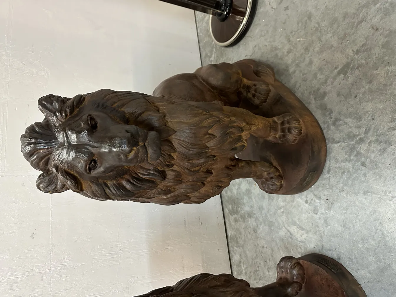 escultura antigua de dos leones en postura majestuosa