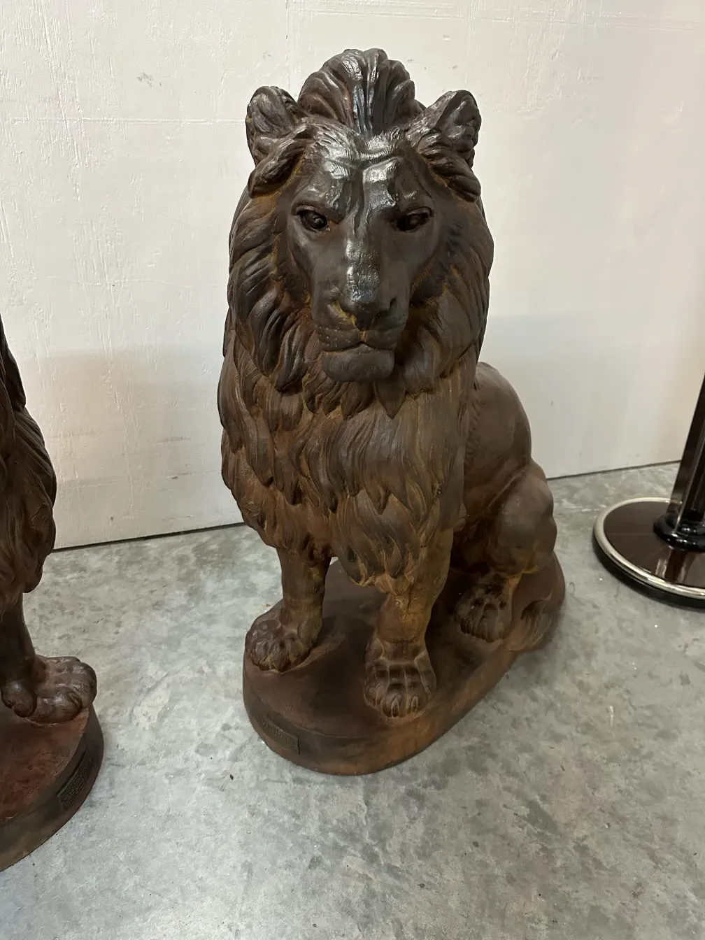 vue détaillée de sculpture ancienne de deux lions d'A. Durenne