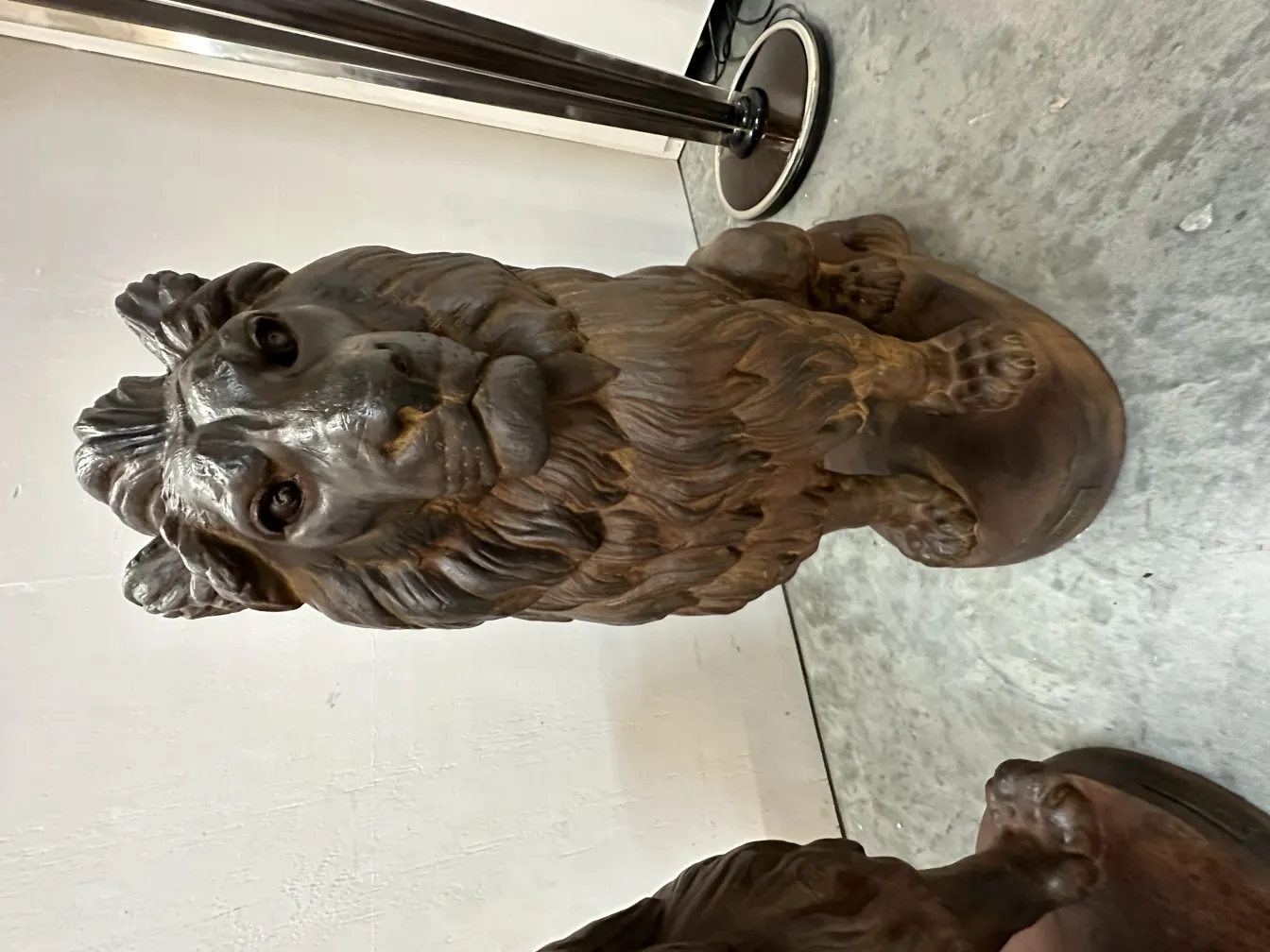 escultura antigua de dos leones con expresión realista