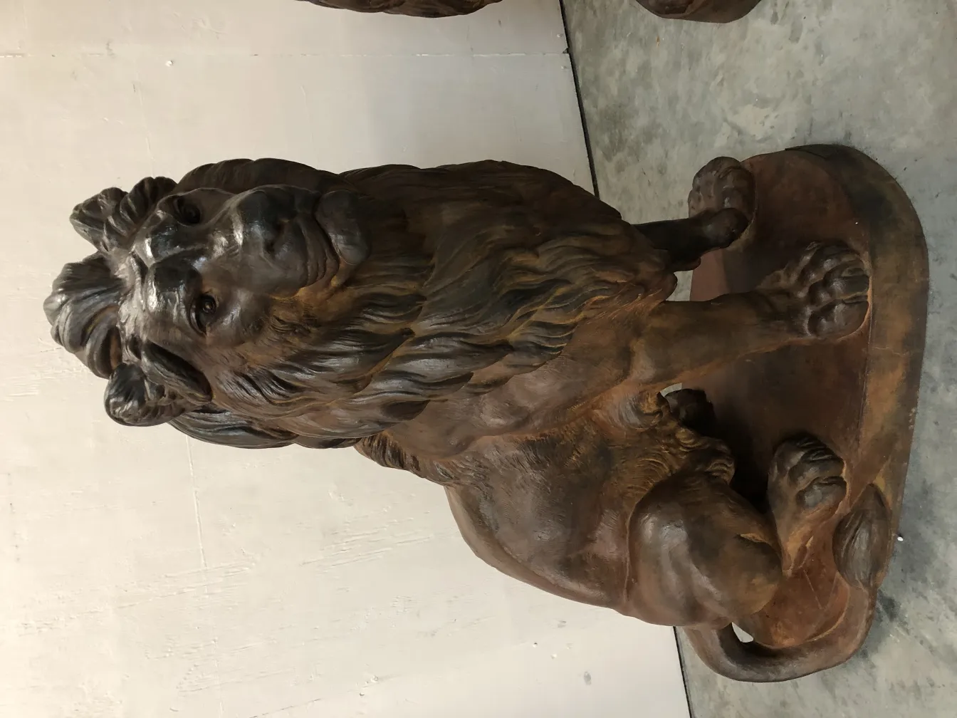 escultura de dois leões antigos de A. Durenne em um ambiente neutro