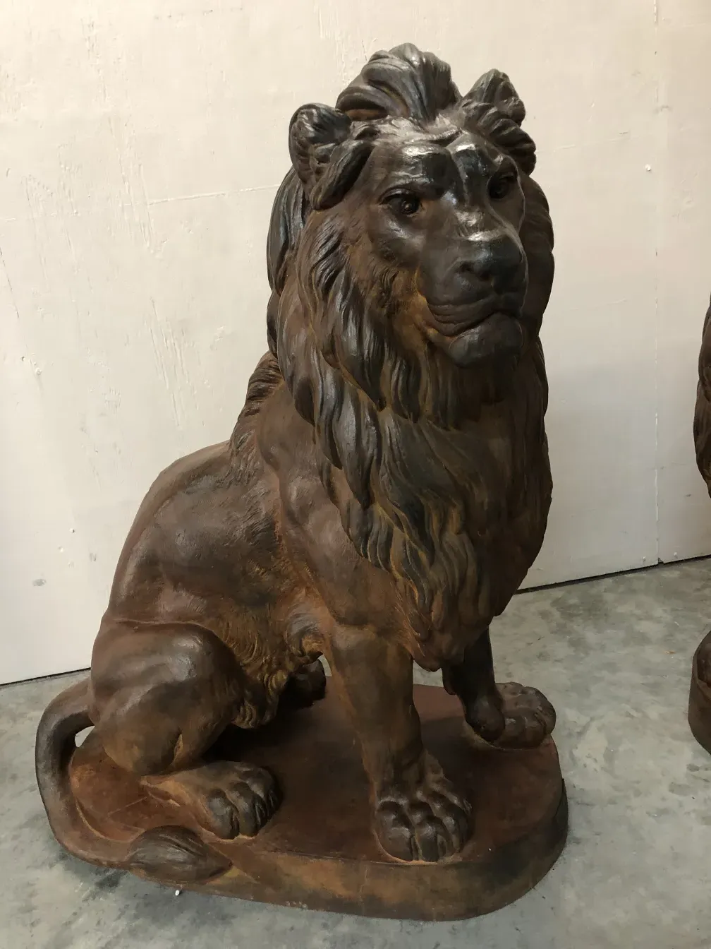 sculpture de deux lions de a. durenne dans un environnement ancien