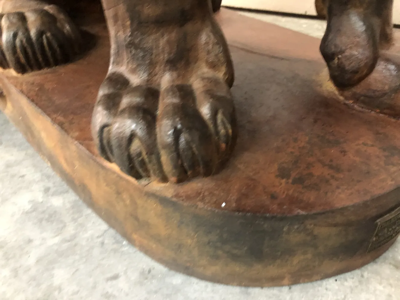 scultura antica di due leoni con base