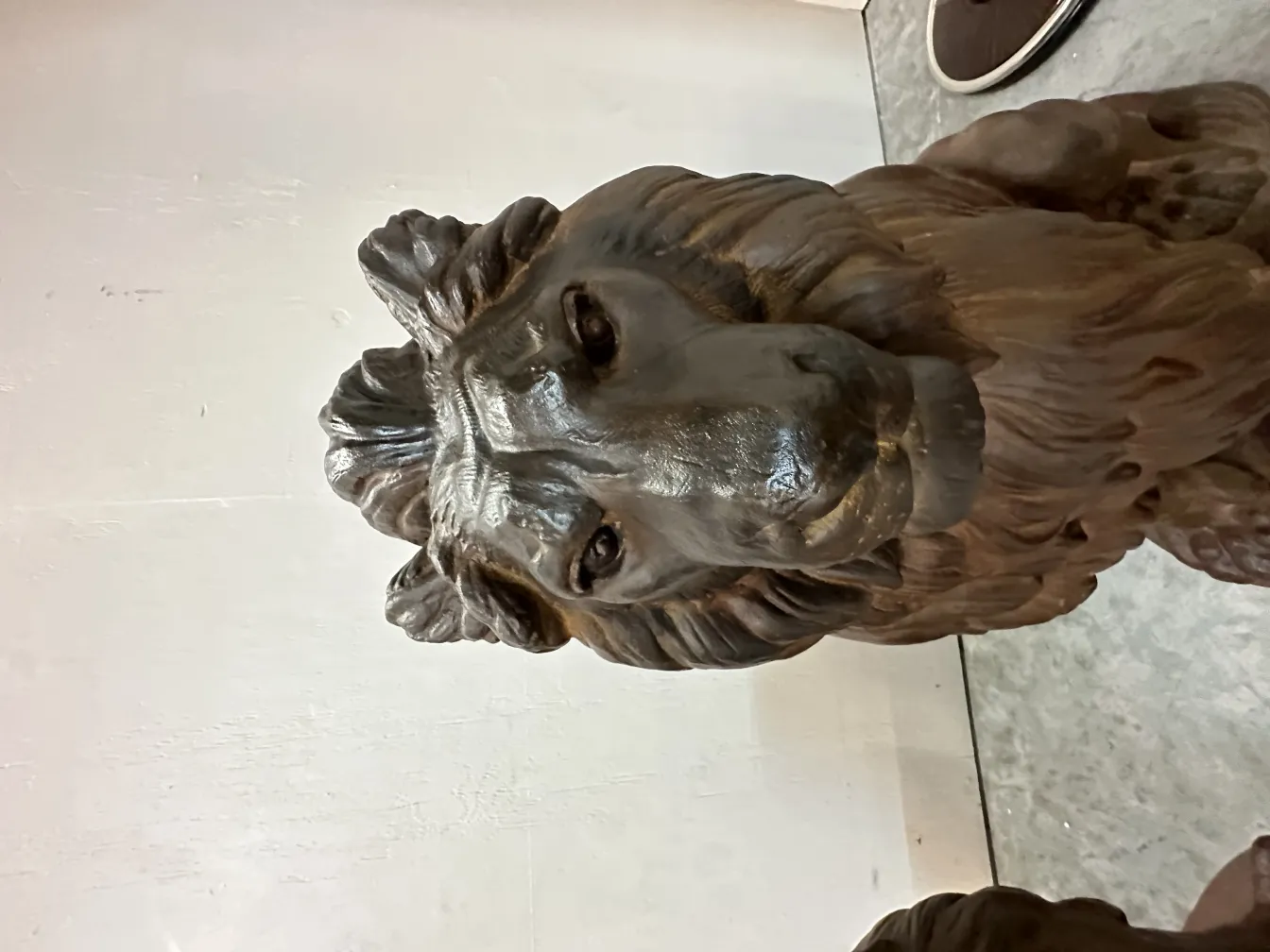 Escultura antigua de 2 leones con detalles de Durenne, fondo neutro