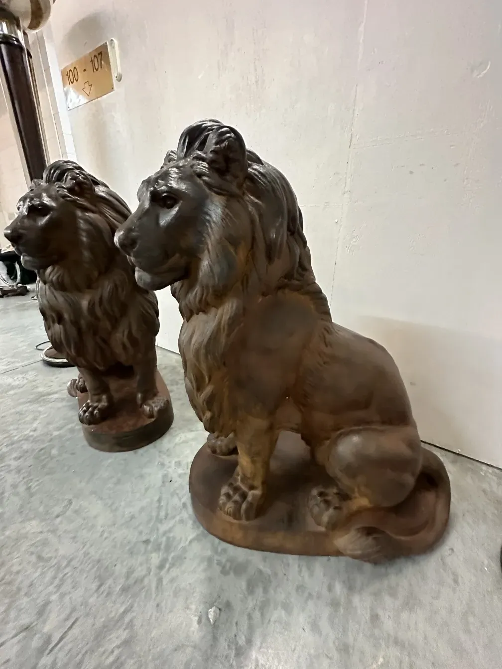 deux lions antiques de A. Durenne avec détails visibles