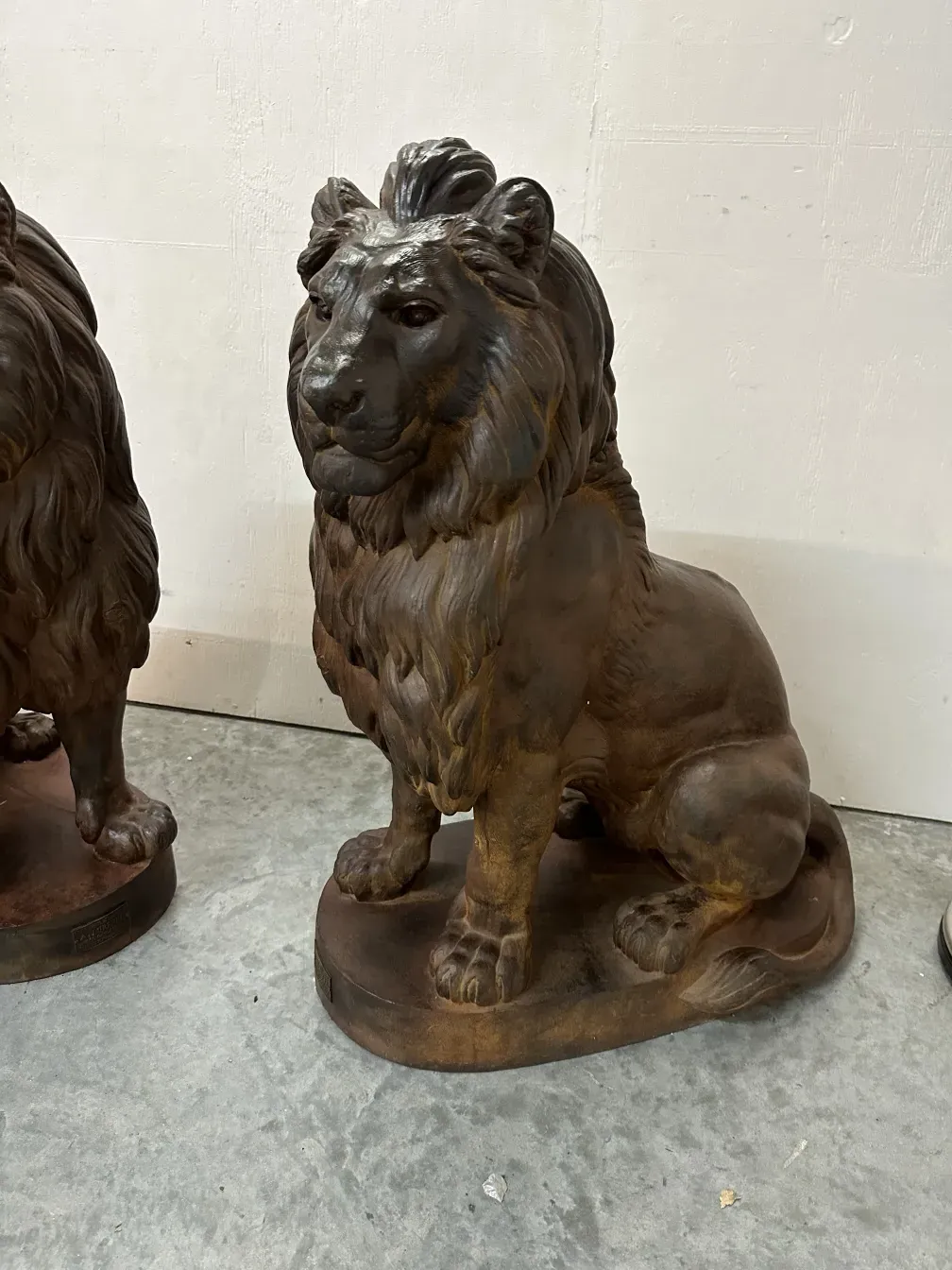 Esculturas de leões de A. Durenne em um ambiente antigo.