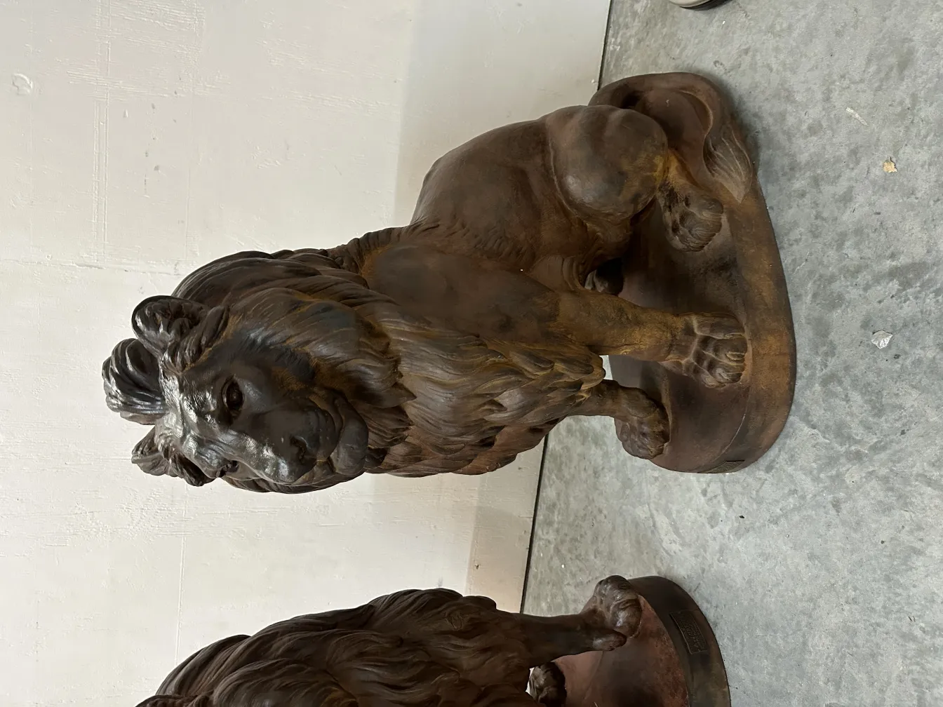 escultura antigua de dos leones con detalles finos