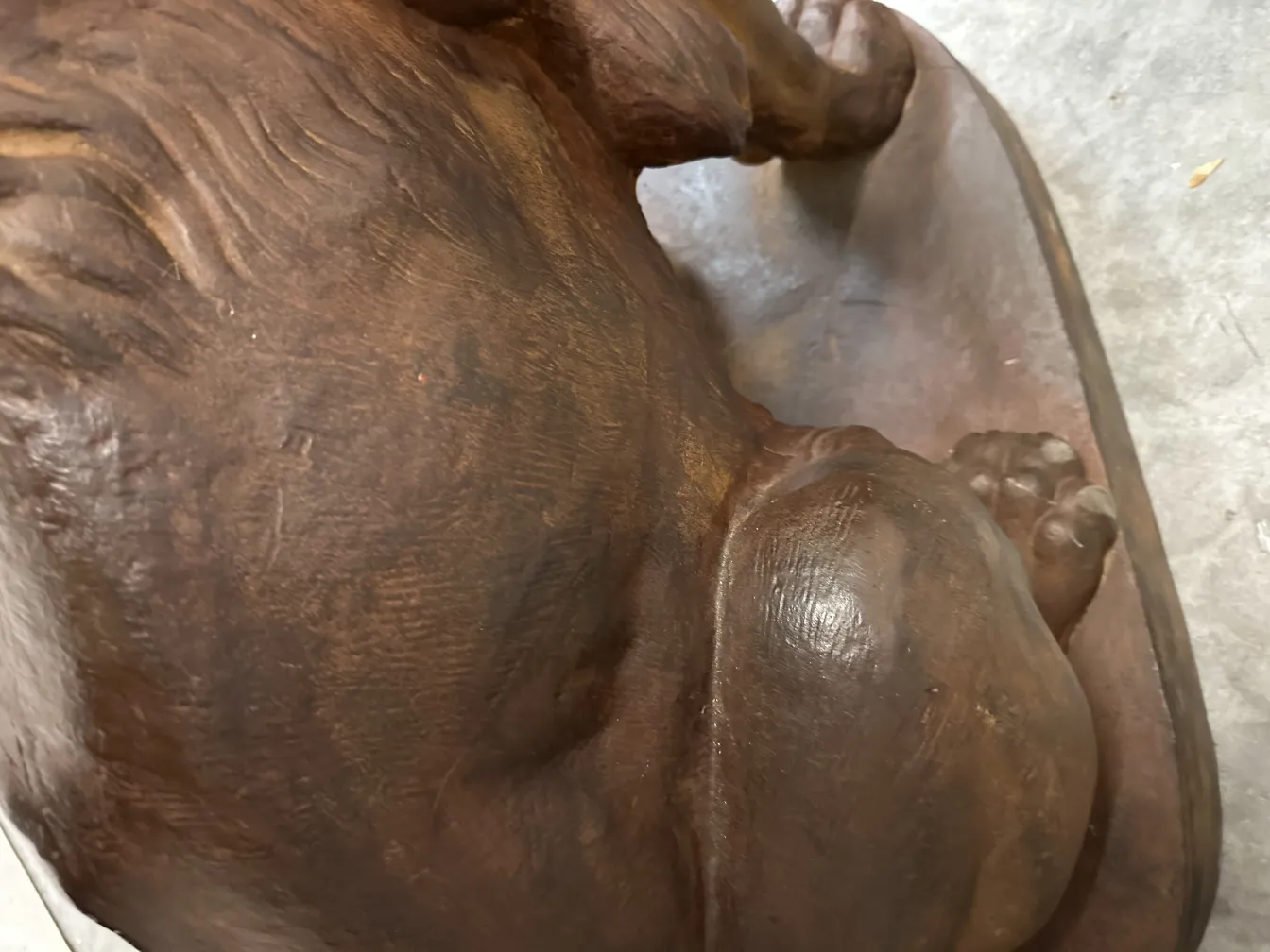 تحفة نحتية قديمة تظهر أسدين من A. Durenne