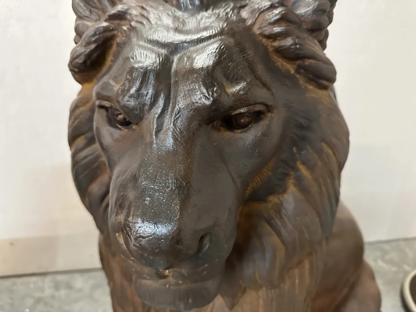 sculpture antique de 2 lions avec détails fins