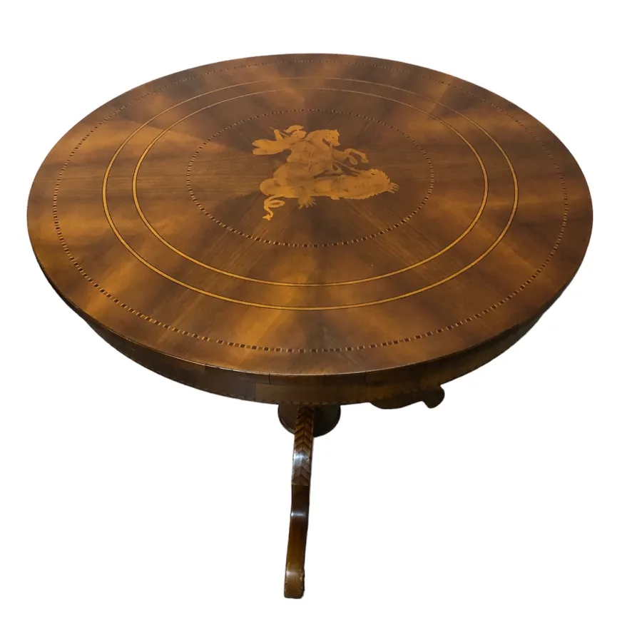 runder antiker Tisch mit kunstvollem Design oben