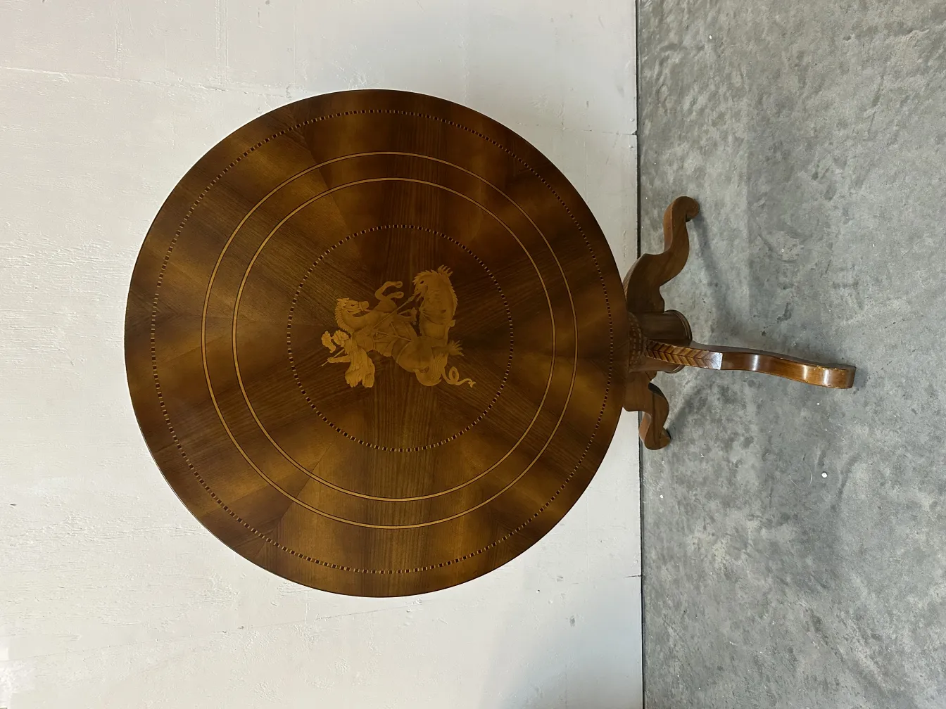 tavolo rotondo antico con decorazioni sulla superficie