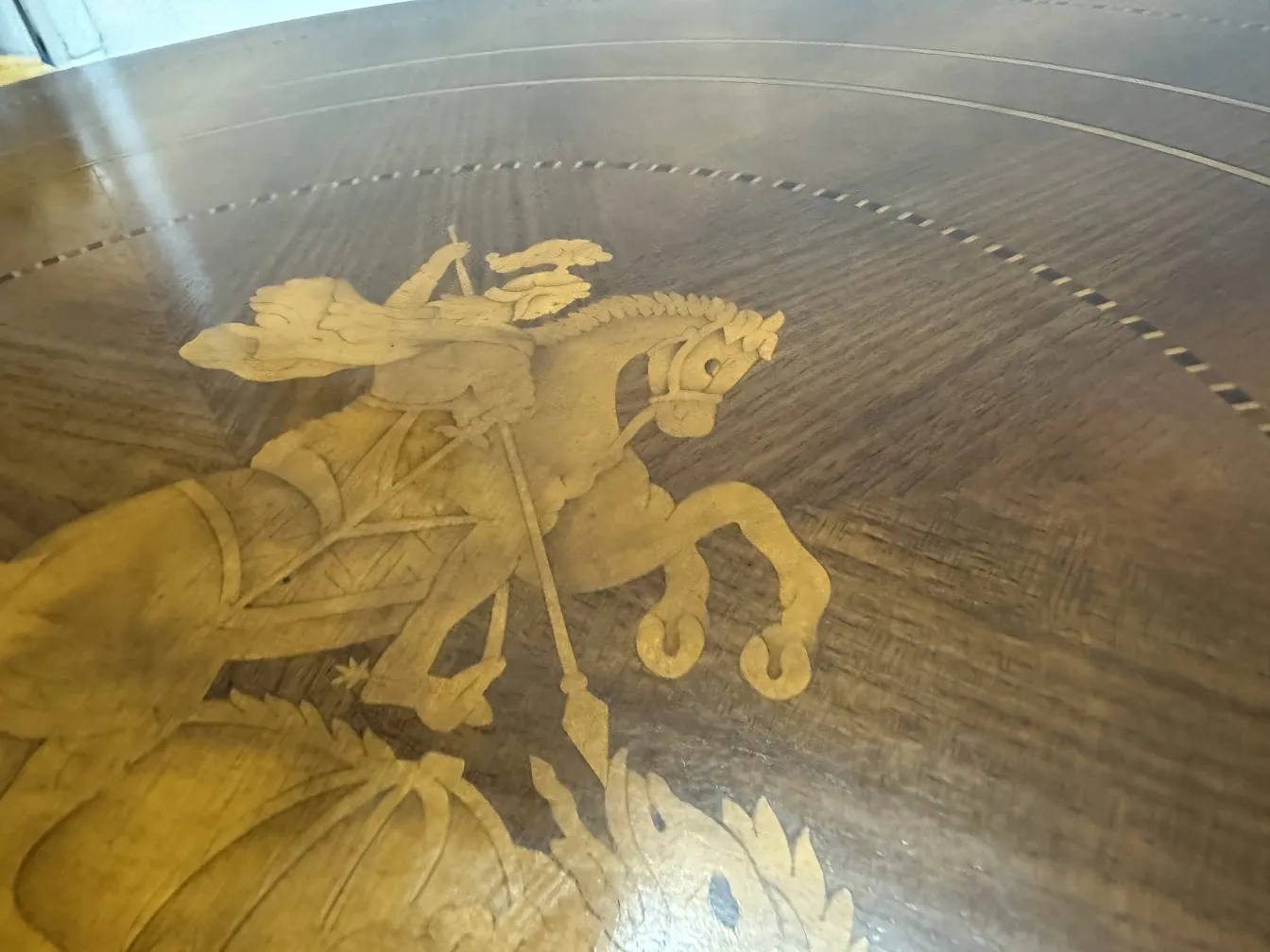 Tavolo antico con un bel design di cavaliere a cavallo