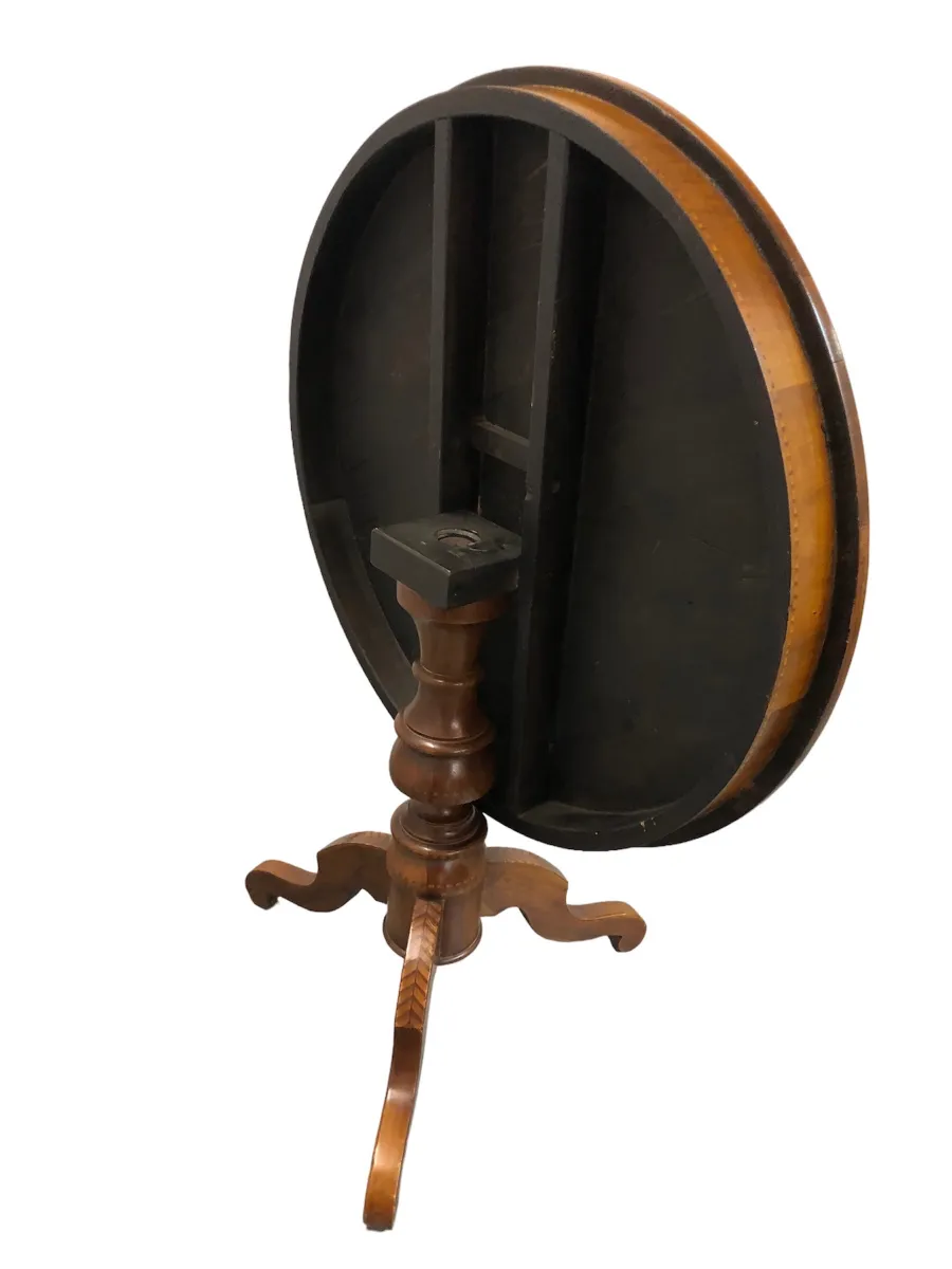 table ronde ancienne avec base élégante en bois