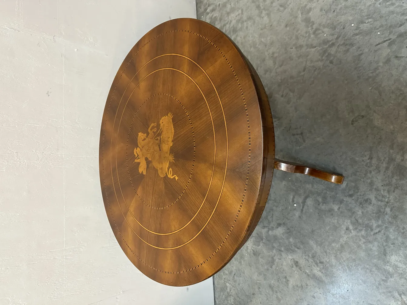 mesa antiga redonda com decorações intrincadas