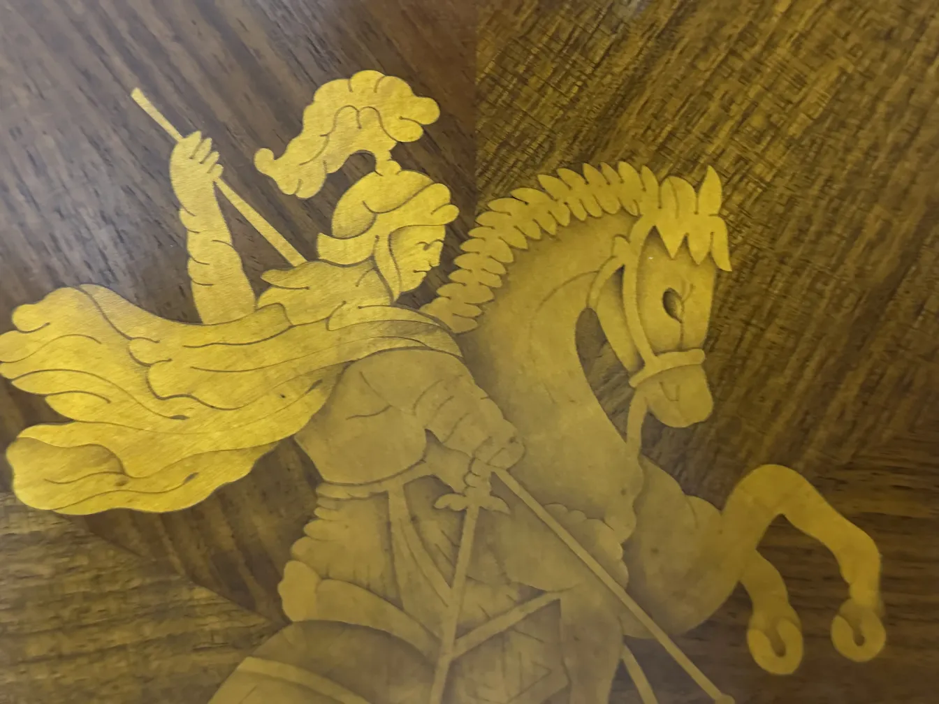 mesa antigua con un bello diseño de un caballero