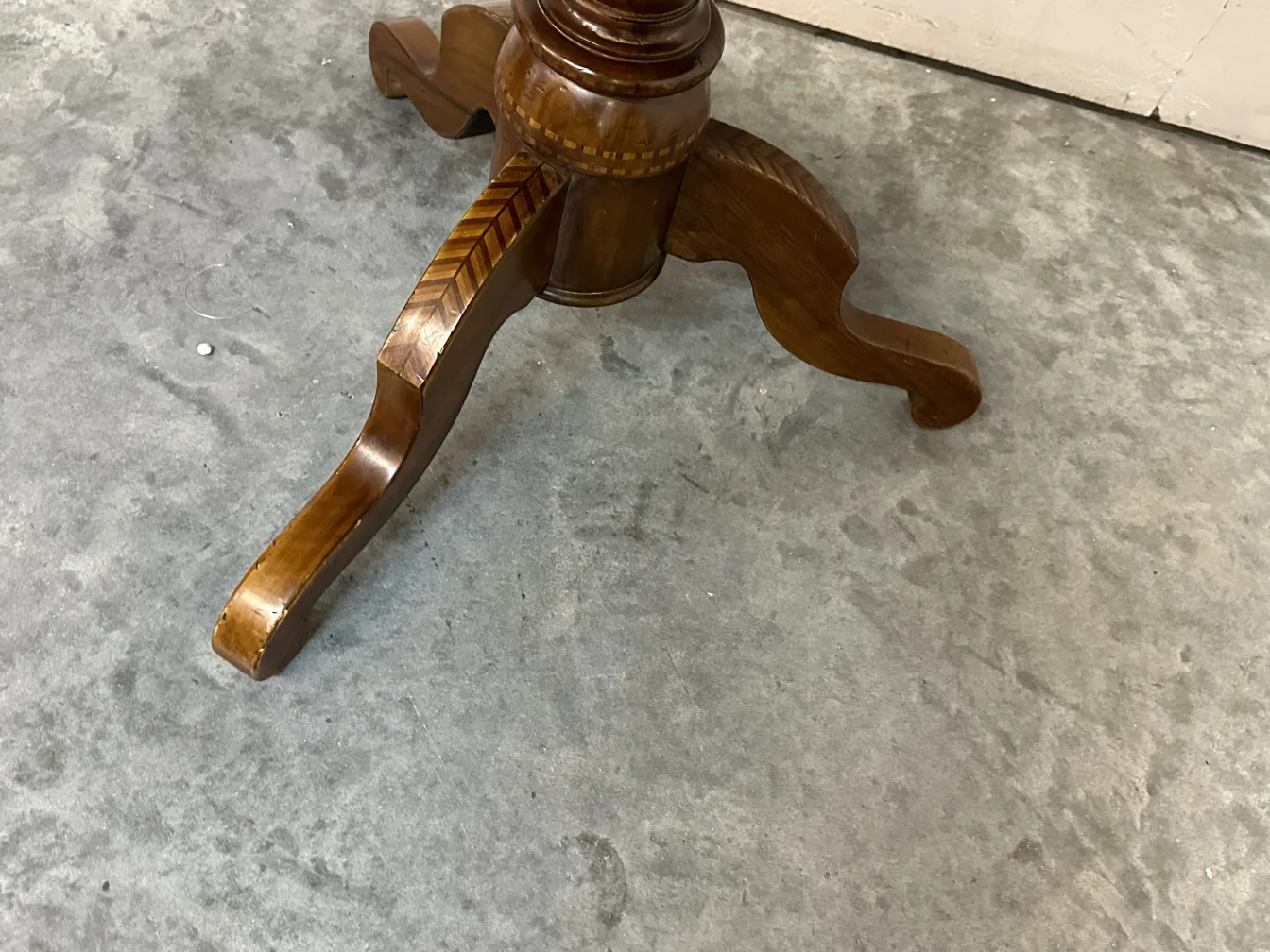 古董桌子及带雕刻腿的中性环境