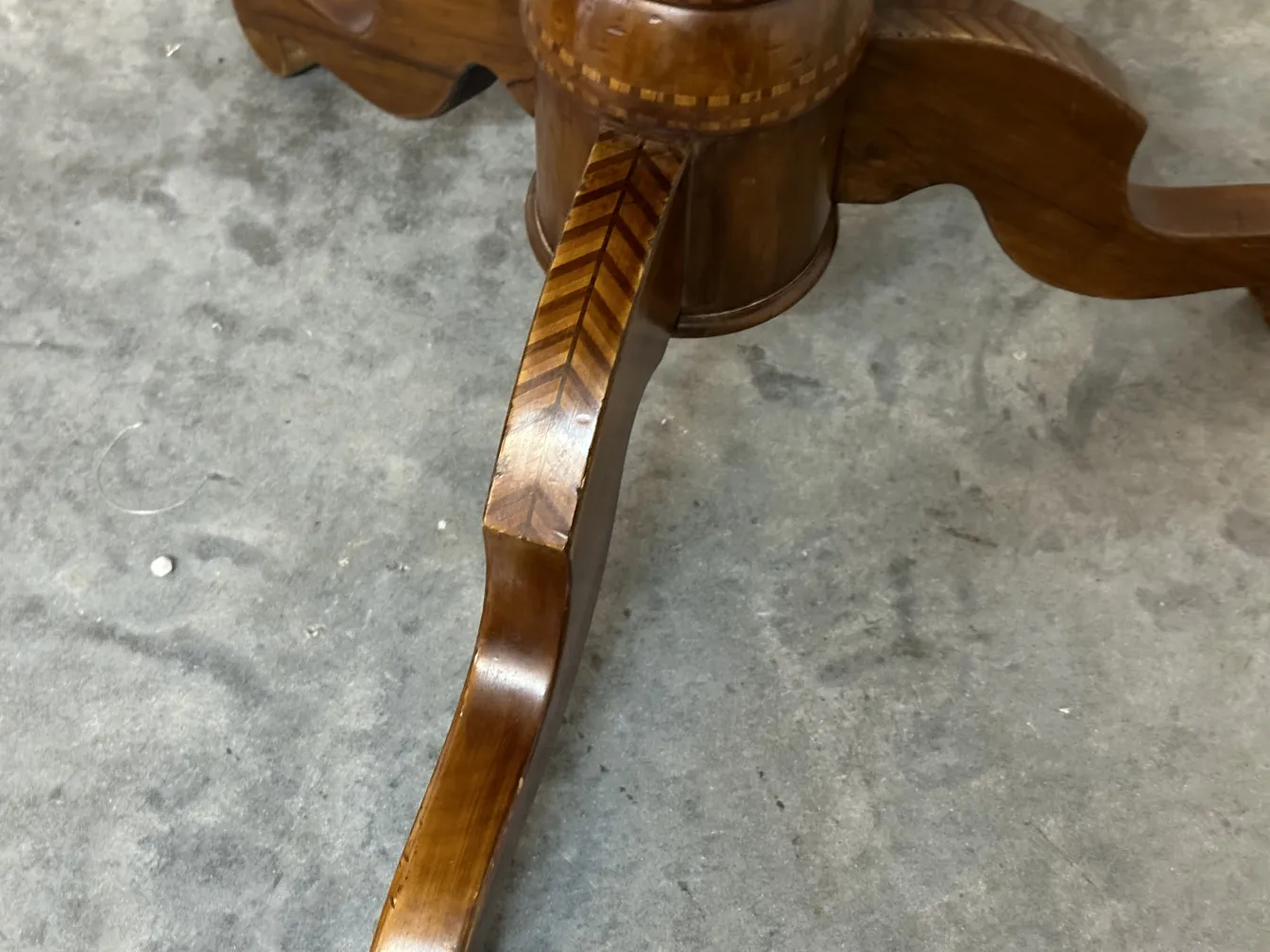 détail d'une jambe de table ancienne avec motif complexe