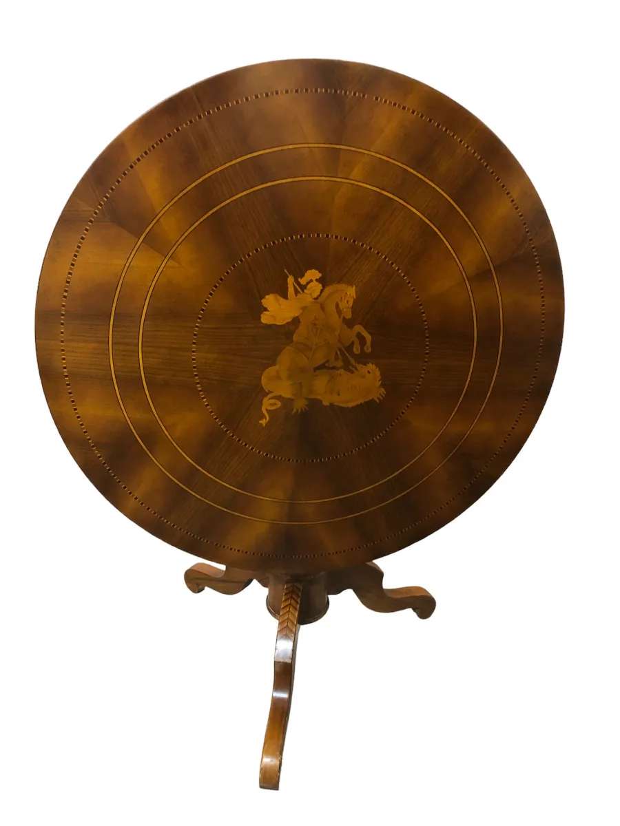 table ancienne avec surface décorative et pieds élégants dans un cadre accueillant