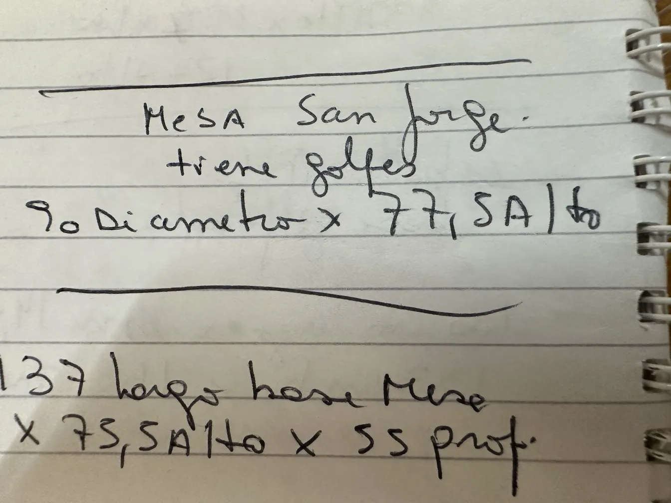 Antiker San Jorge Tisch mit dekorativen Details, umgeben von einer gemütlichen Atmosphäre