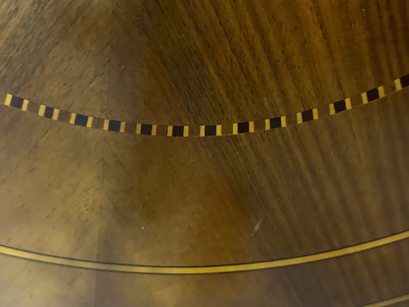 Mesa antiga com detalhes decorativos na borda, atmosfera distinta.