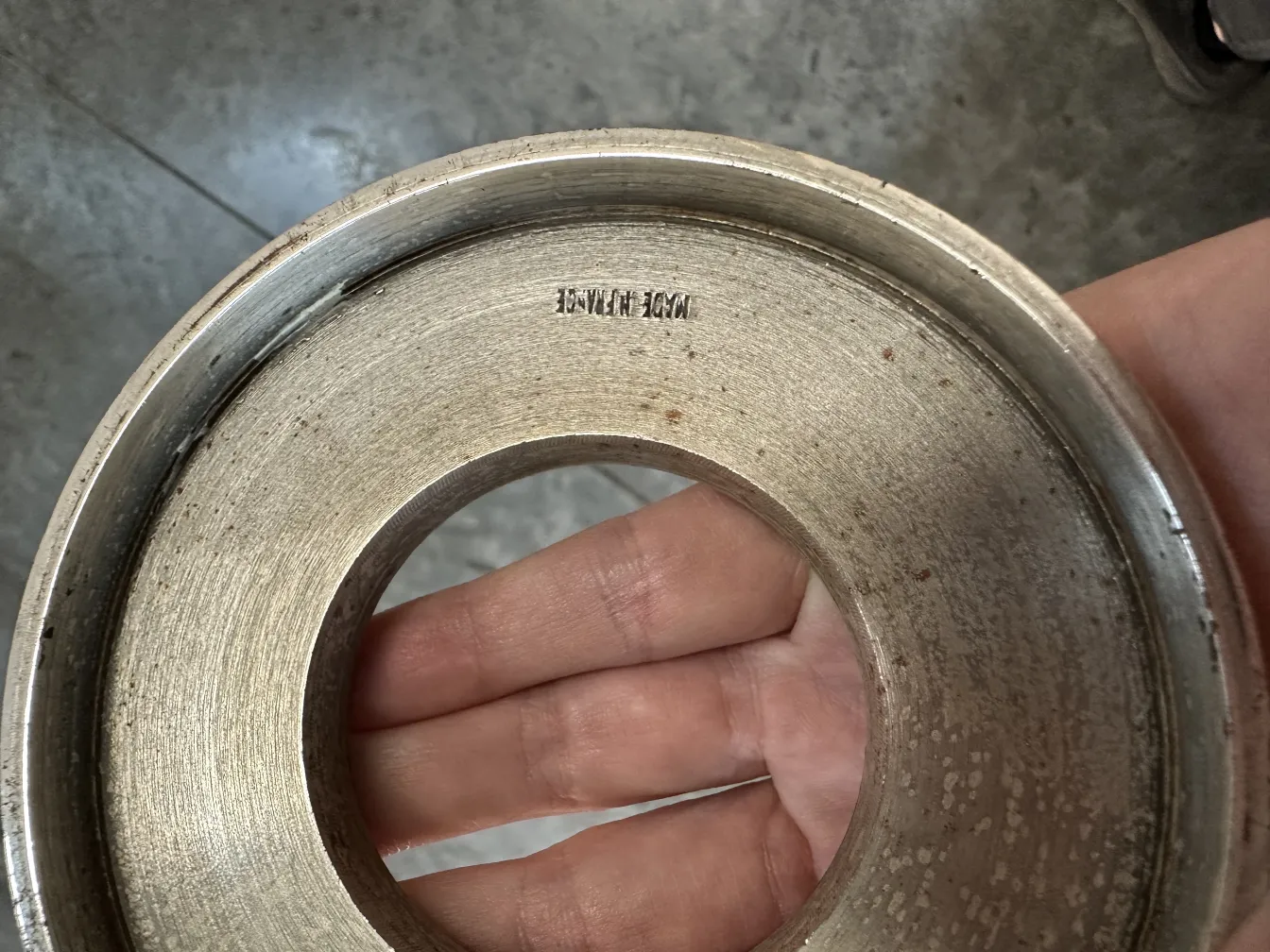 Sicht auf die Basis einer antiken Tischleuchte mit Details.