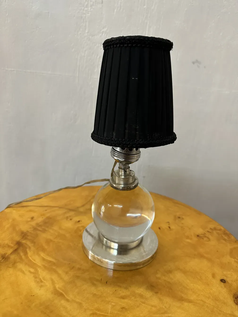 Dua lampu meja antik Jacques Adnet dengan penutup hitam.