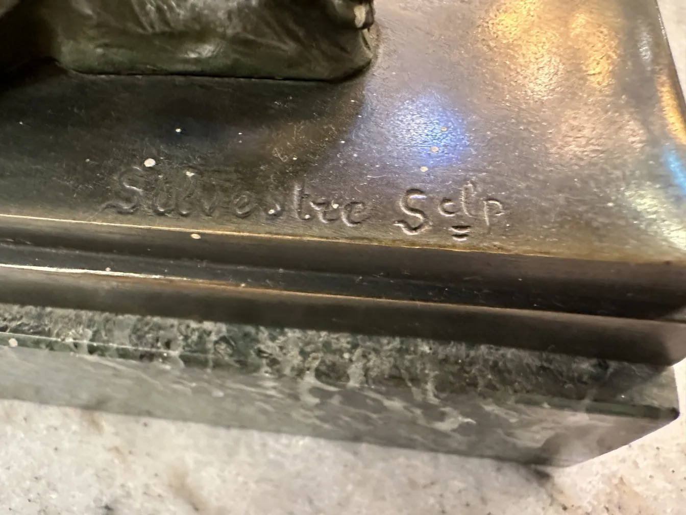 Antike Buchstützen mit kompliziertem Design, klassischer Stil.