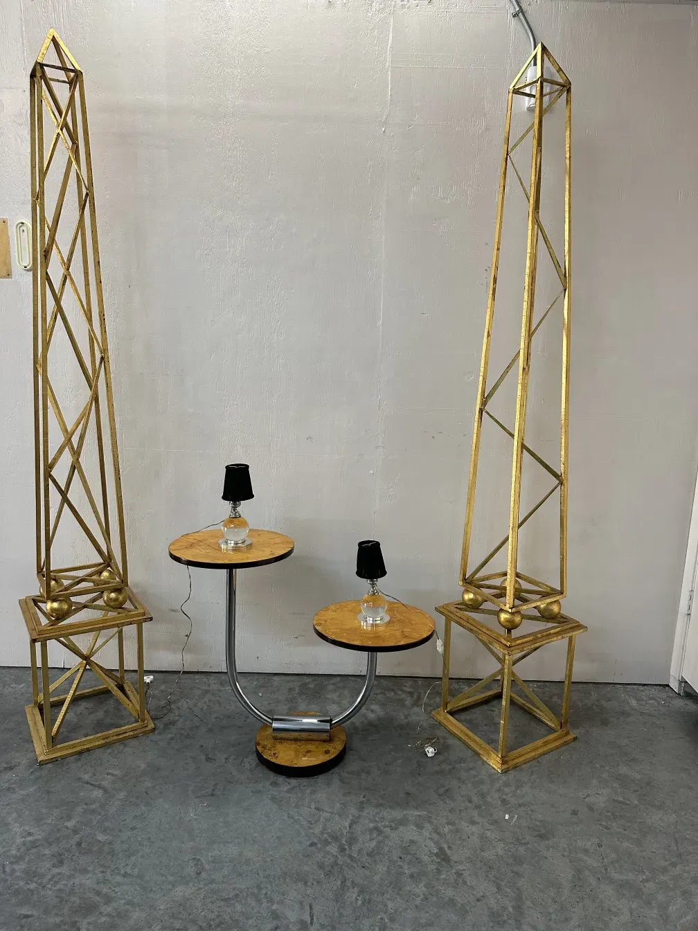 dos lámparas de mesa antiguas de Jacques Adnet en un entorno neutro.