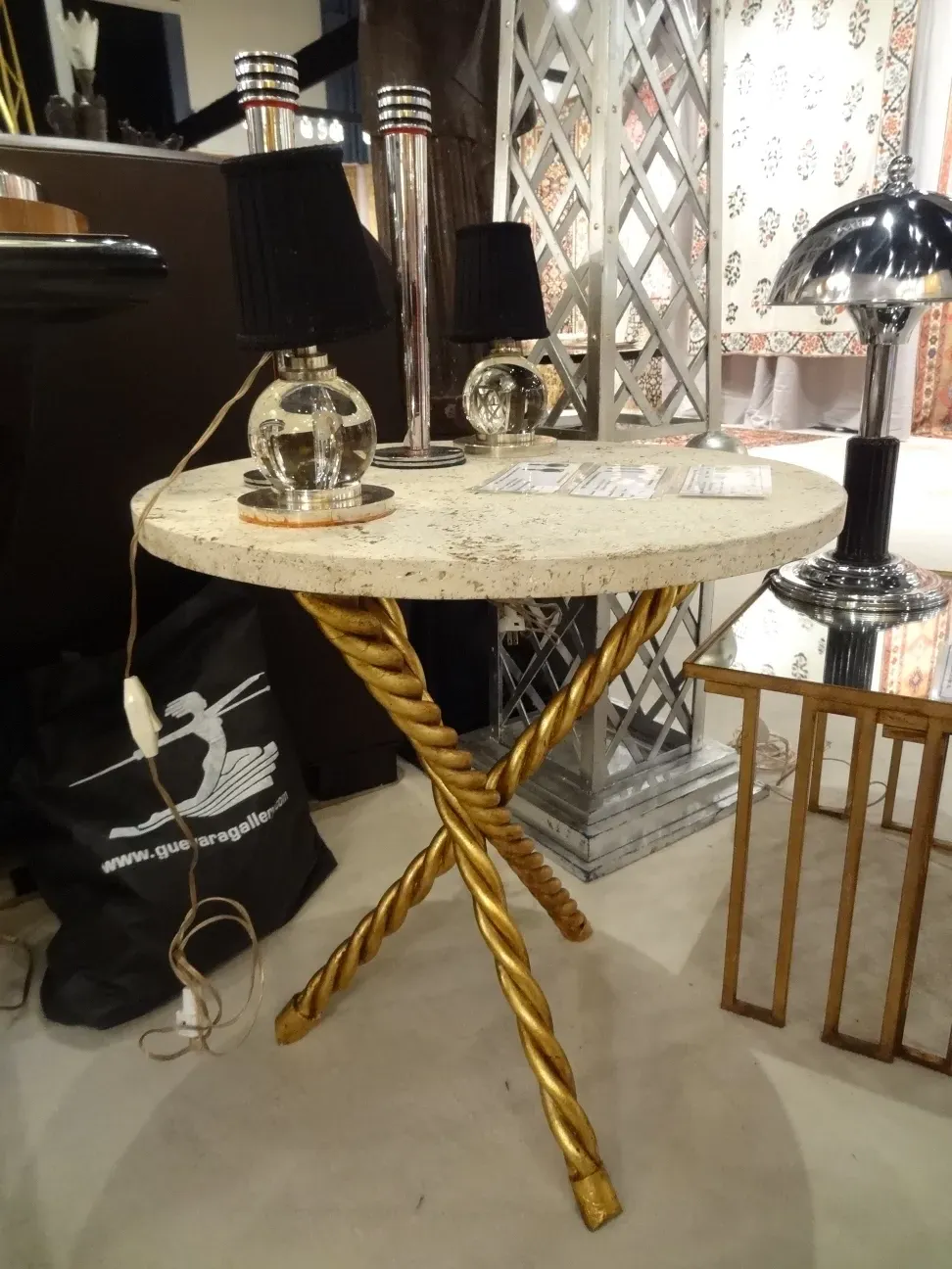 Conjunto de 2 lâmpadas de mesa antigas com bases brilhantes, decoração circundante