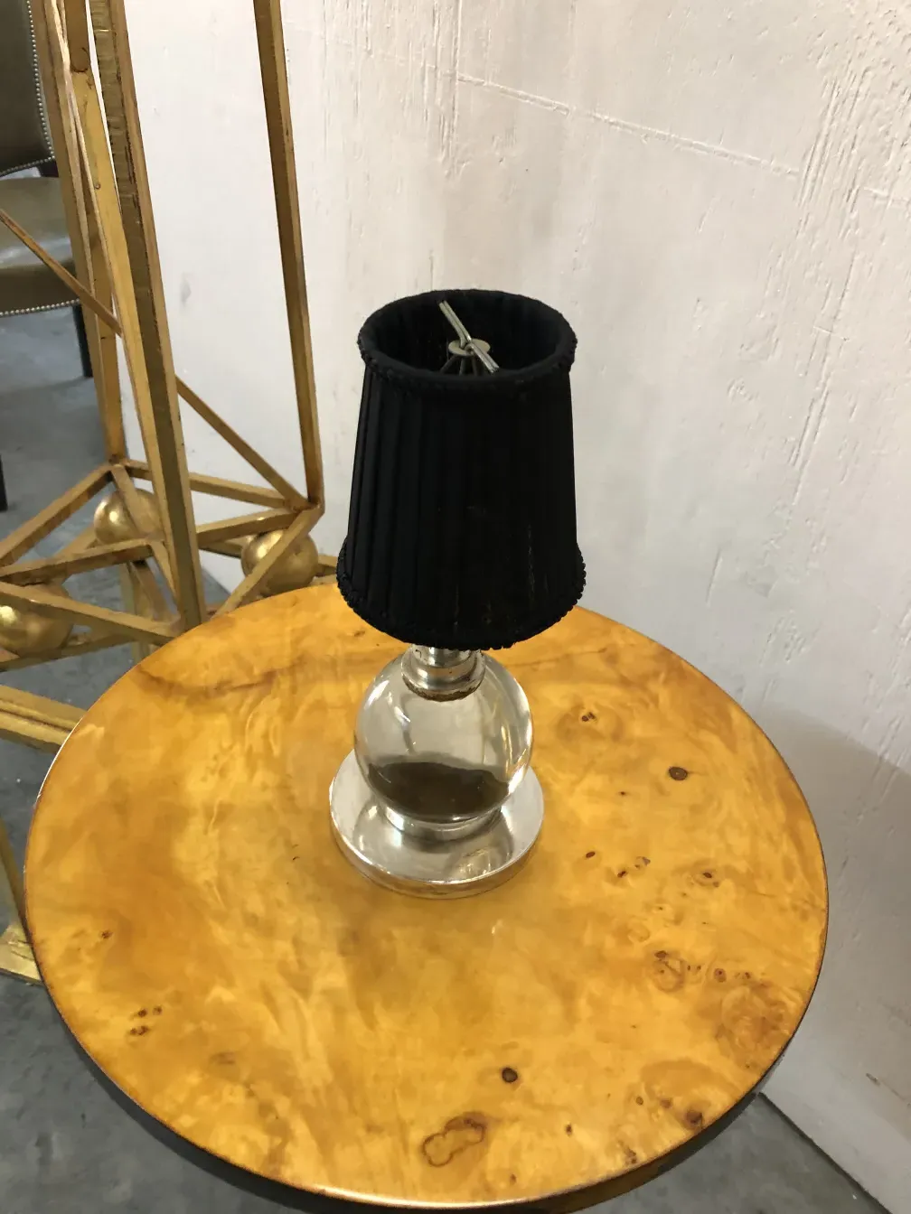 Antike Tischleuchte mit schwarzem Schirm auf einem Holztisch, Jacques Adnet