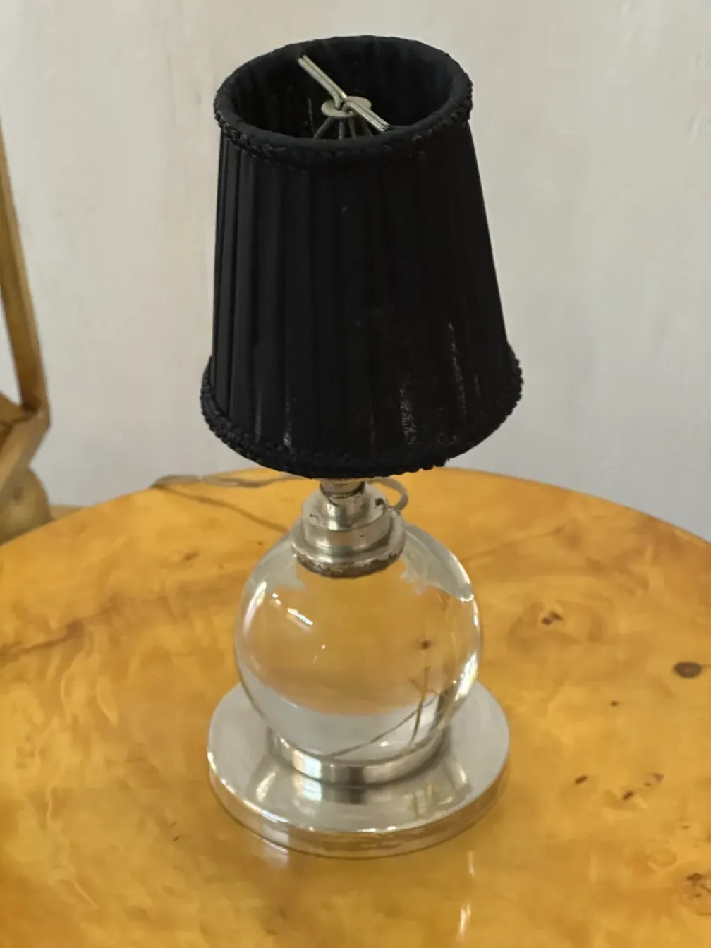 Zwei antike Tischleuchten mit klassischem und elegantem Design von Jacques Adnet in einer gemütlichen Umgebung