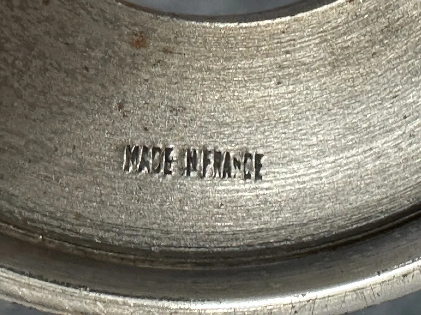 Lampes de table anciennes avec des gravures à la base, dans un cadre élégant.