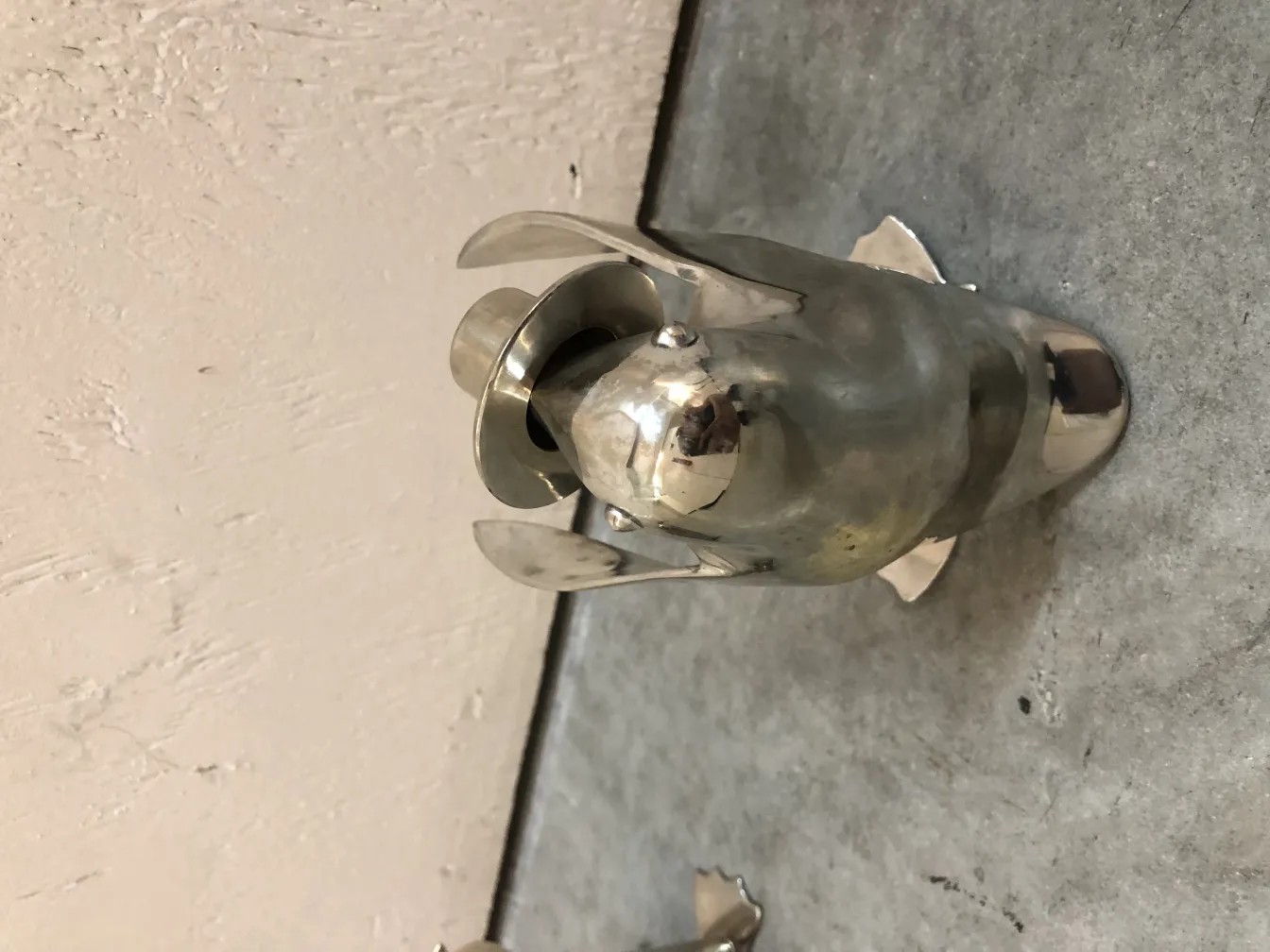 pingüinos antiguos decorativos en un ambiente gris