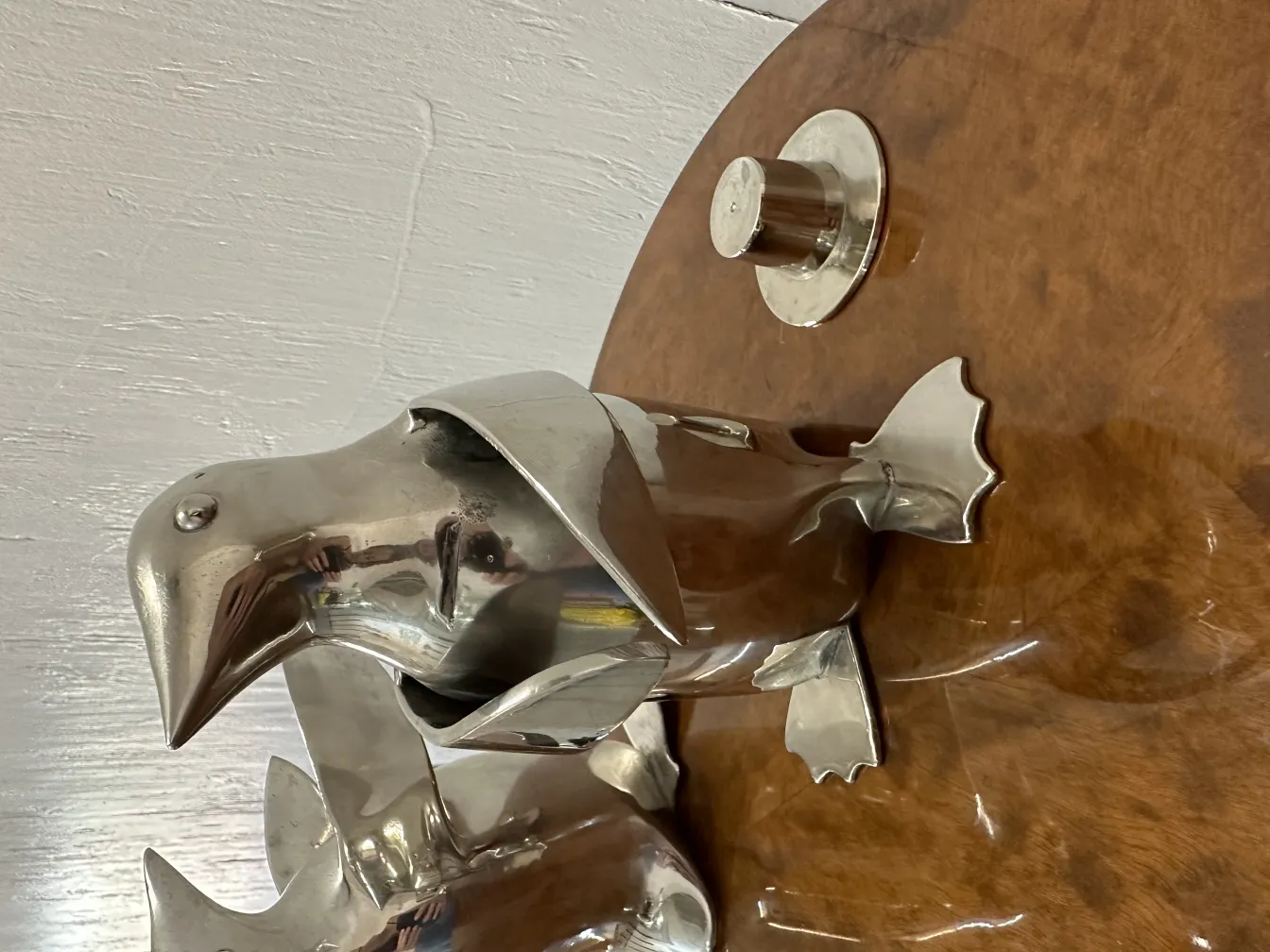 dois pinguins com design antigo em uma base