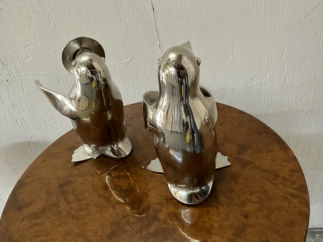 zwei antike Pinguine mit Glanz auf einem Tisch