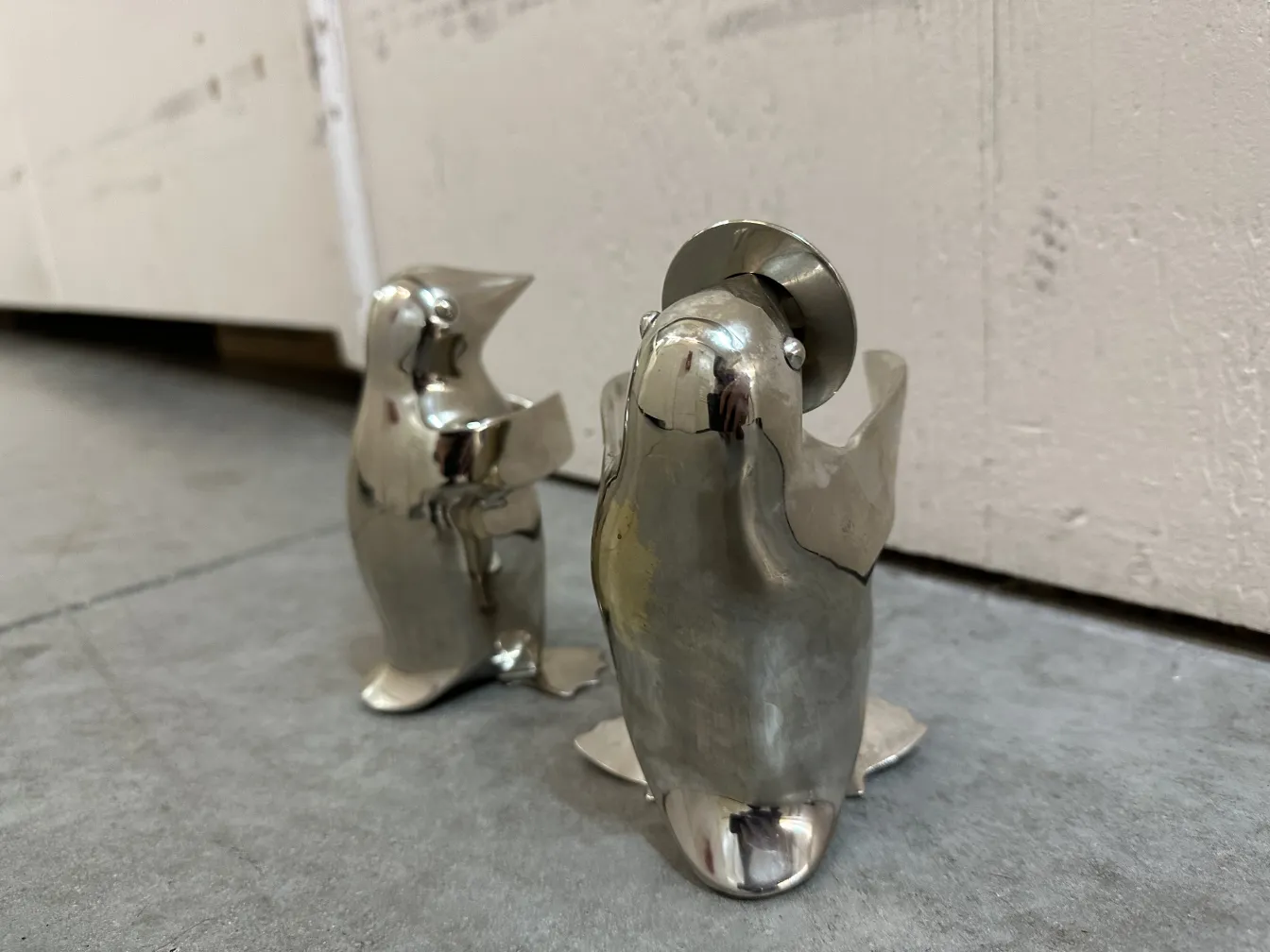 dos pingüinos antiguos decorativos en un ambiente