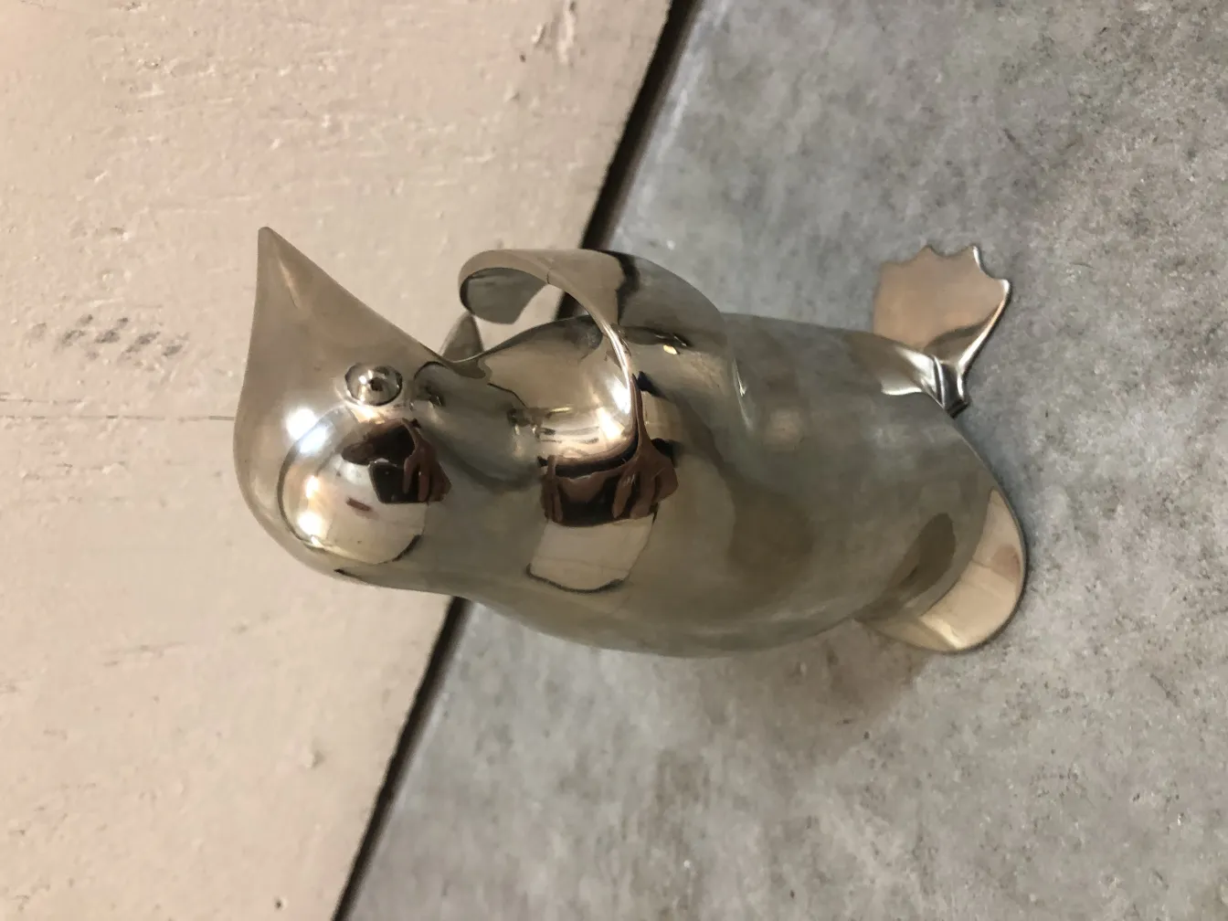 antike Skulptur von 2 Pinguinen vor neutralem Hintergrund