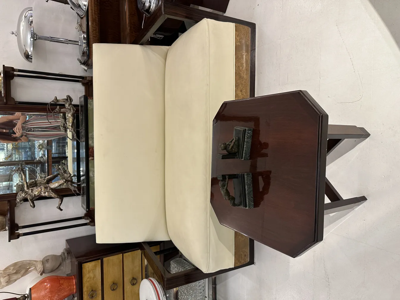 Antigo suporte para livros com design clássico, ambiente elegante.