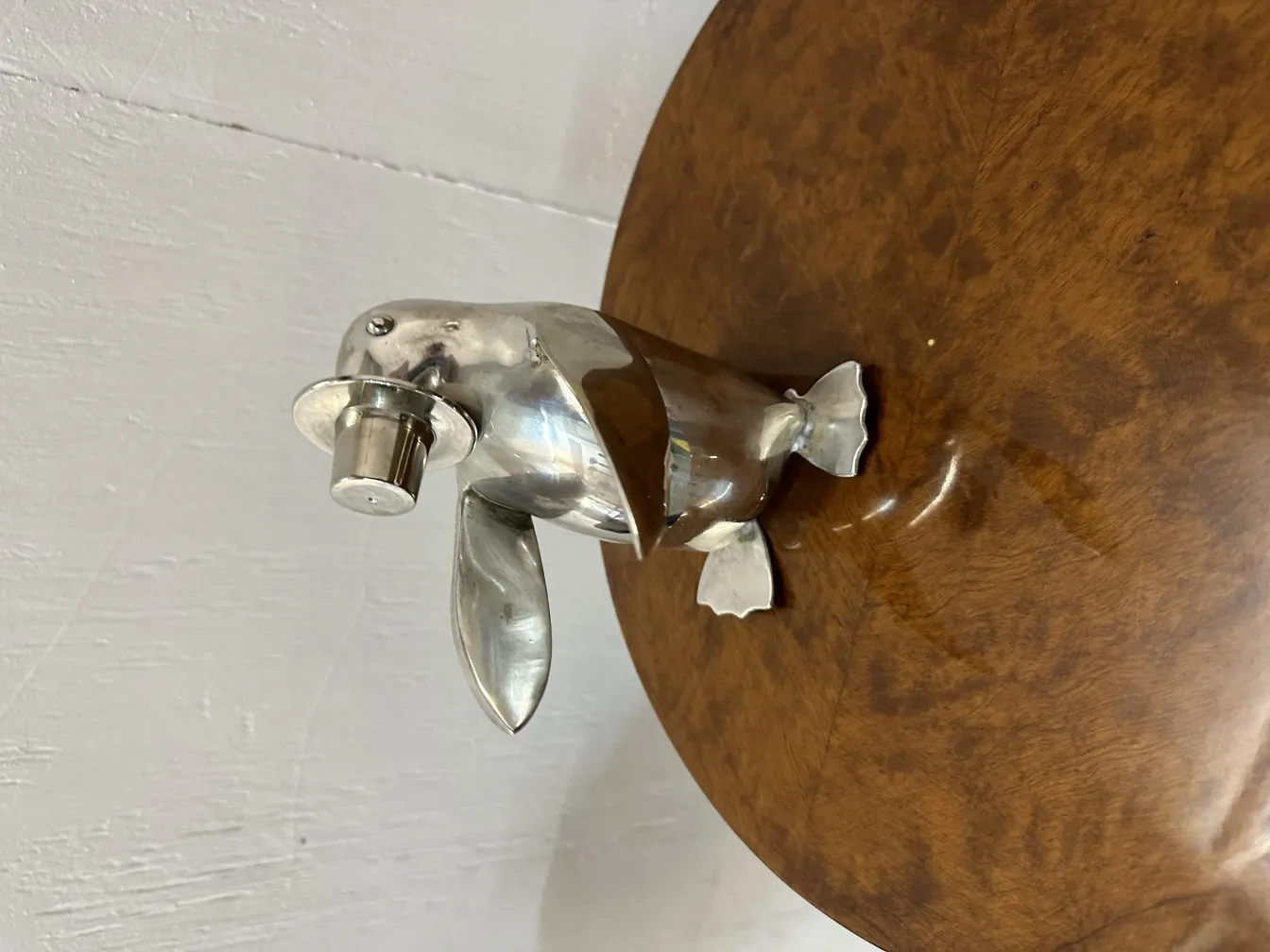 2 pingouins anciens sur une base ronde en bois