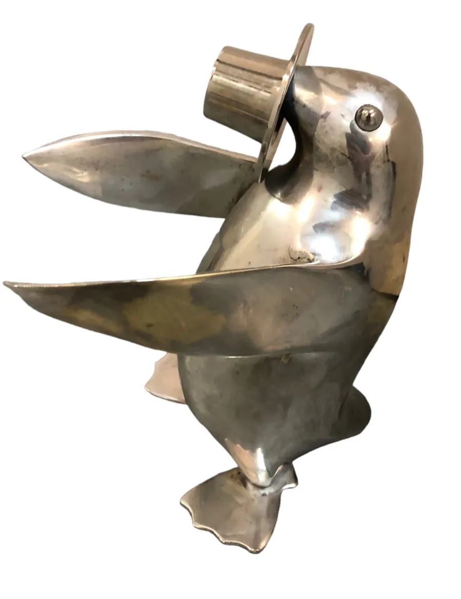 due pinguini antichi in posa decorativa, uno tiene un oggetto sopra