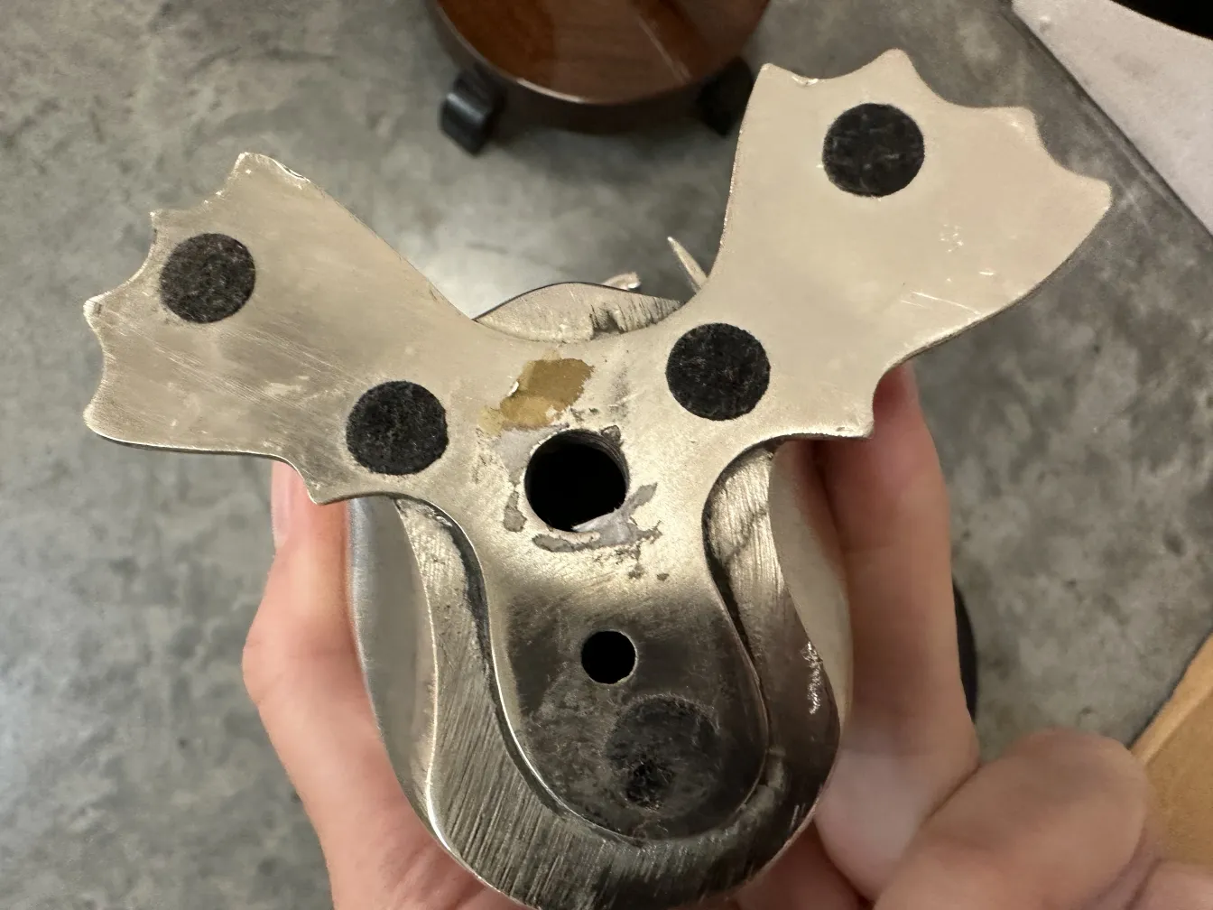 Aufsicht auf antike dekorative Metall-Pinguine mit schwarzen Details.