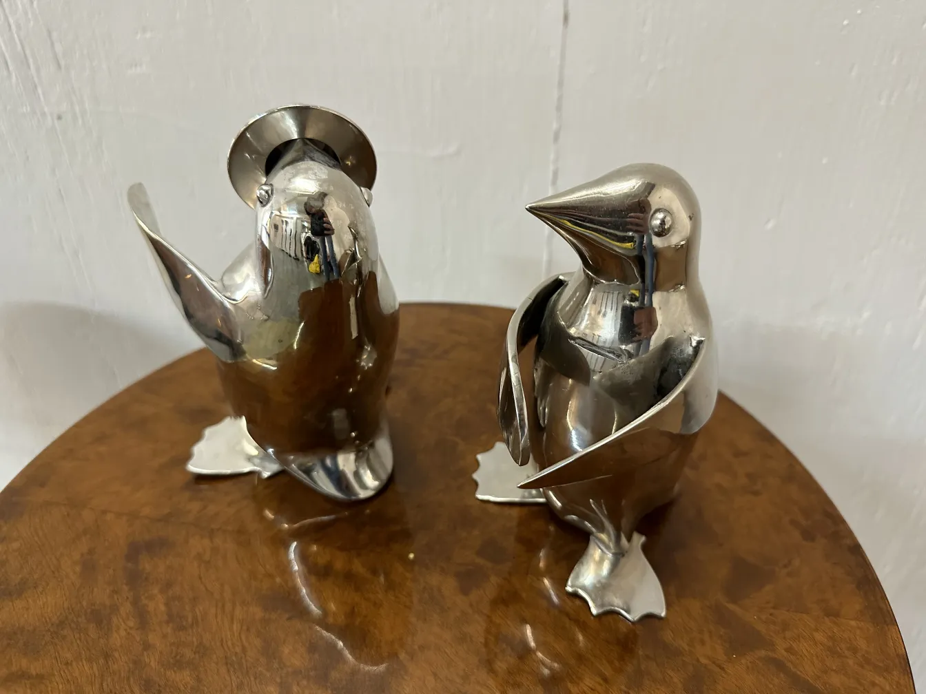 dos pingüinos antiguos de aspecto decorativo en una mesa