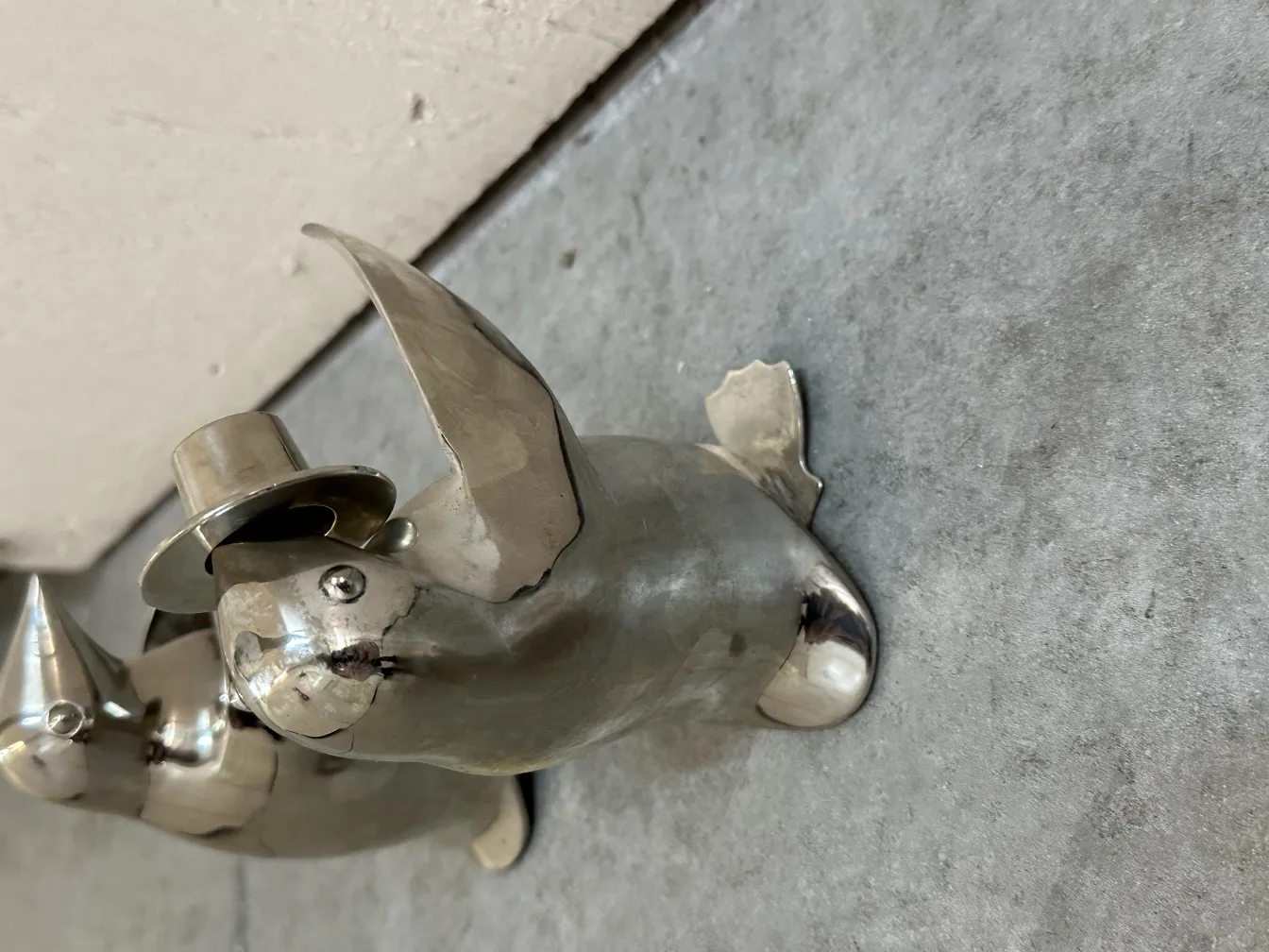 sculture di pinguini antichi con cappello in un ambiente